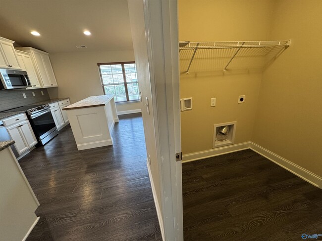 Building Photo - 2467 Bell Manor Dr SW