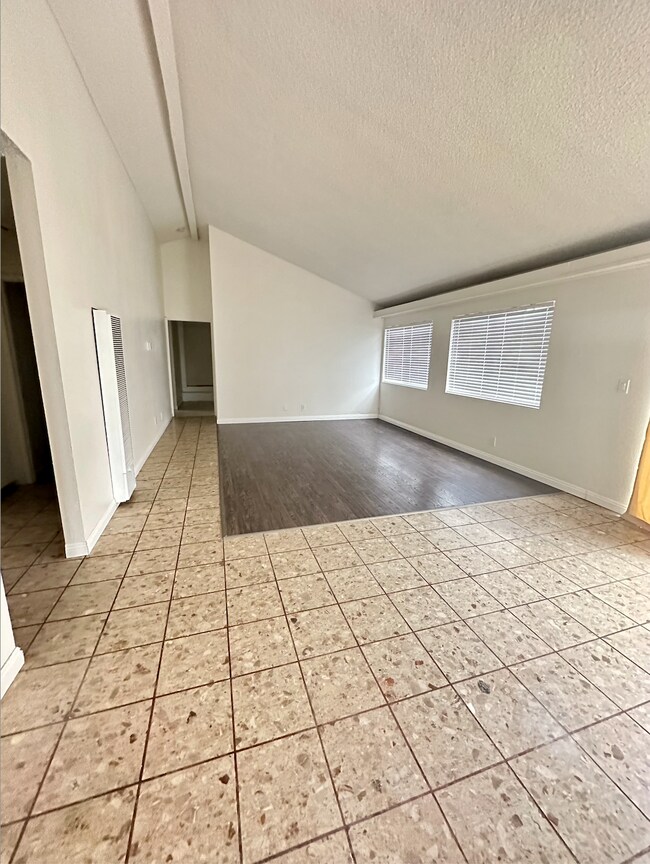 Primary Photo - 809 E New York St