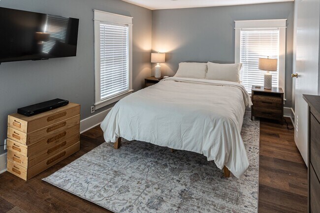 Building Photo - 1515 1/2 S Carson Ave