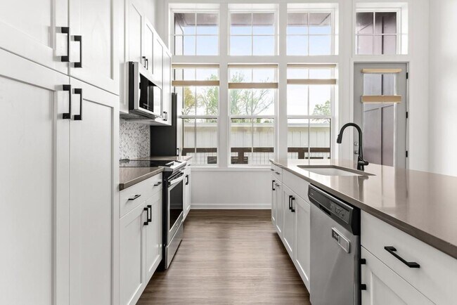 Building Photo - 916 Brees Ct