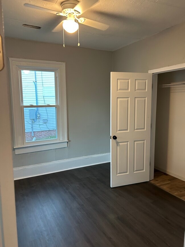 Building Photo - 1616 Davis St