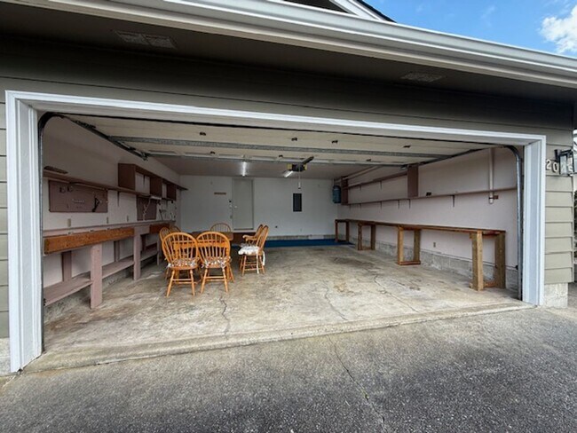 Building Photo - Spacious 3 Bedroom, 2 Bath home in Quality North Bend Neighborhood!