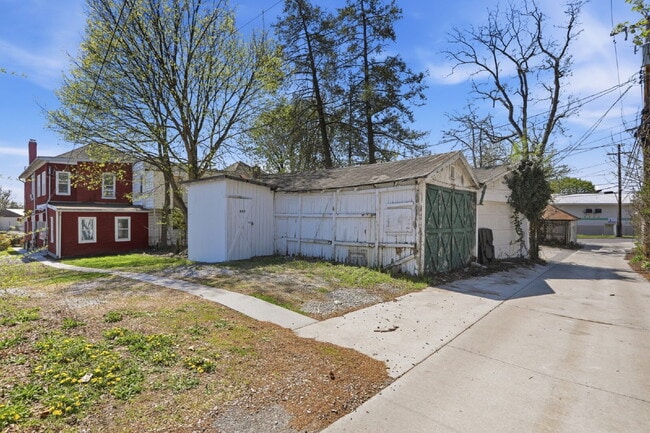 Building Photo - Beautiful Duplex with Charm