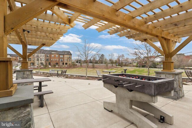 Building Photo - 12311 W Oaks Dr