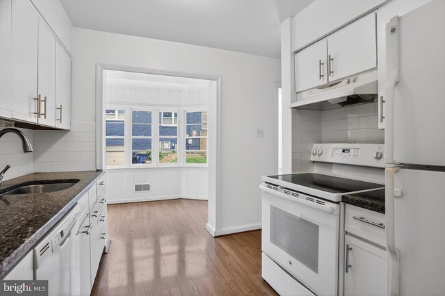 Building Photo - 5205 Saratoga Ave