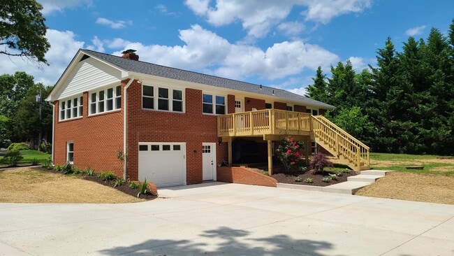 Building Photo - 7 Cedar Dr