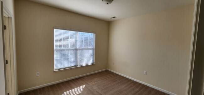 Building Photo - Great condo near Hanes Mall area, Clemmons and I40