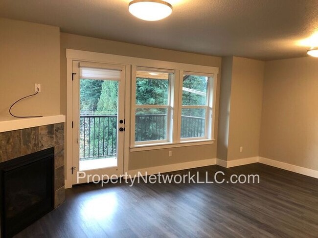 Building Photo - Outstanding Townhouse in Sandy Oregon