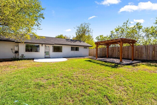 Building Photo - Beautifully Renovated East Austin Home with Large Fenced Yard