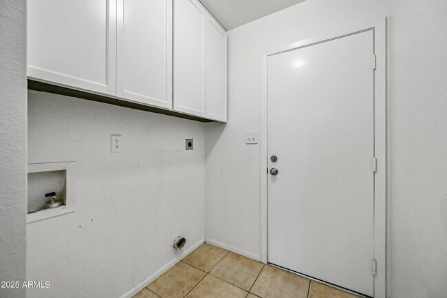Building Photo - 1218 E Vinedo Ln
