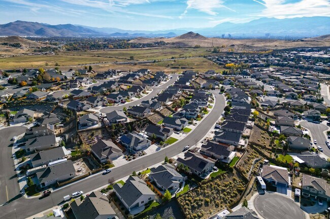 Building Photo - FULLY FURNISHED home available now.