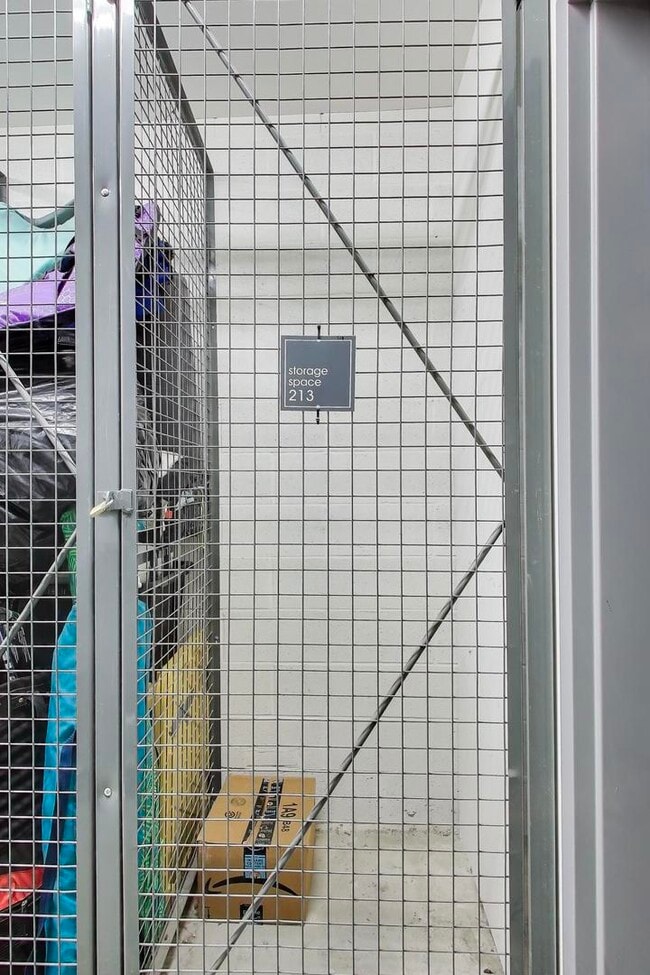 Building Photo - 1720 Oak Ave