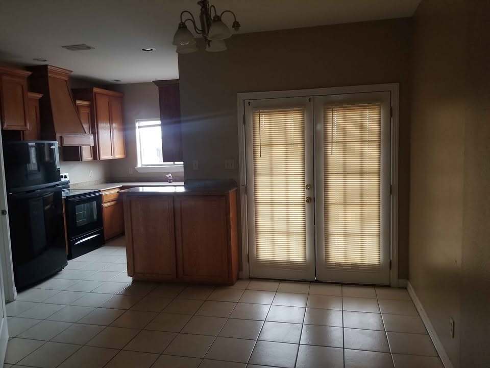 Building Photo - 1409 W Kiwi Ave