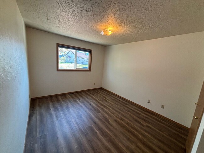 Building Photo - 727 Hendrickson Dr