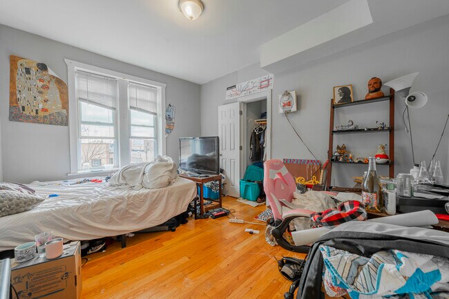 Building Photo - 3025 W Diversey Ave