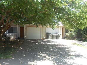 Building Photo - 5310-5312 Wallaby Way