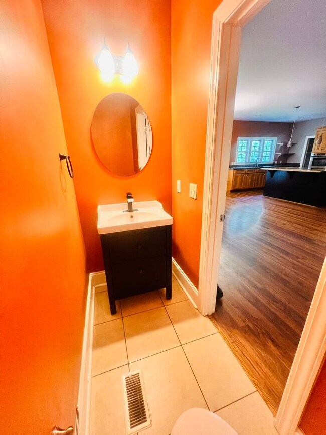 Building Photo - Tucked Away 3 Bedroom Gem on Private Road ...