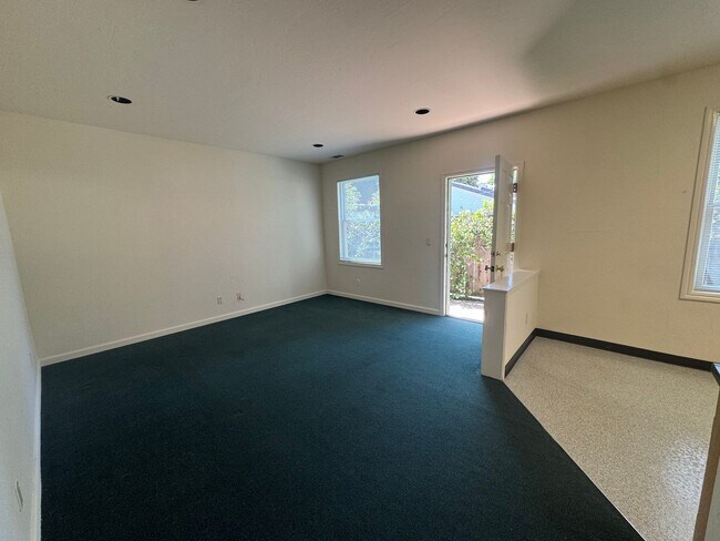 Building Photo - ***REDUCED SECURITY DEPOSIT*** Cottage style  5 bedroom apartment 3 1/2 blocks from campus