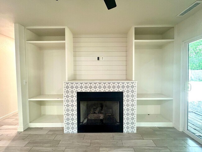 Building Photo - Updated 3 Bed / 2 Bath home with Single Car Garage in Farmington