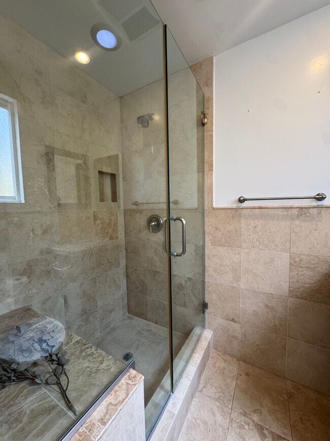 Building Photo - Beautiful 3 Bedroom, 2 Bathroom Home in Prime Santa Monica Location