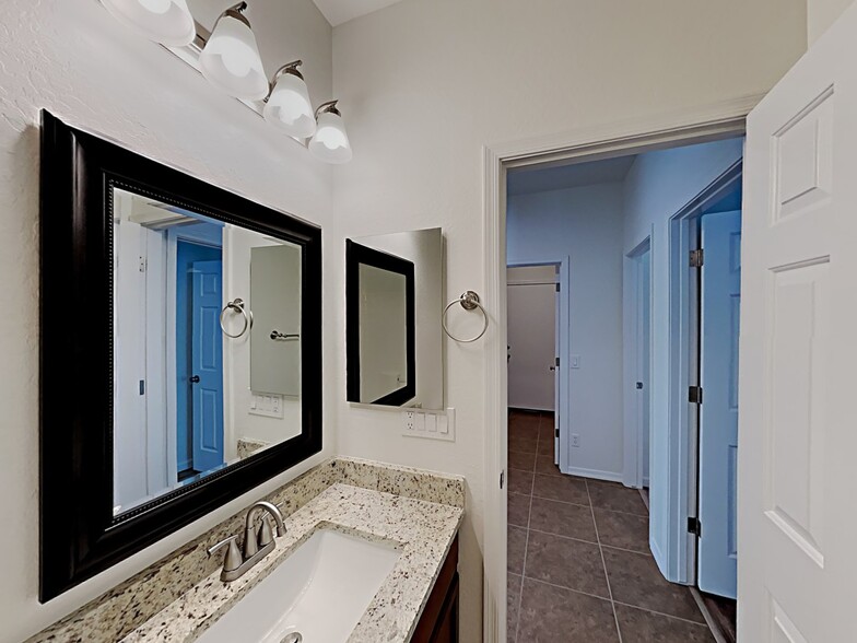 Building Photo - 868 Basswood Ave