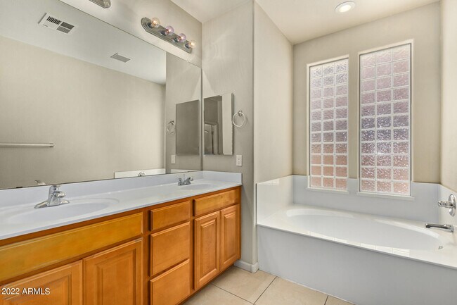 Building Photo - 13569 W Cypress St
