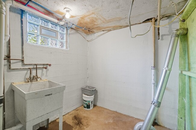 Building Photo - 3 Bedroom, 1.5 Bathroom Home in Cincinnati!