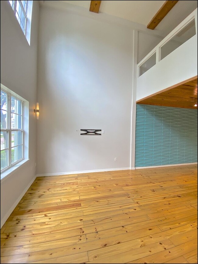 Building Photo - Stunning and Unique Luxury Town Home for R...