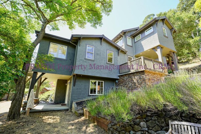Building Photo - 422 Live Oak Dr