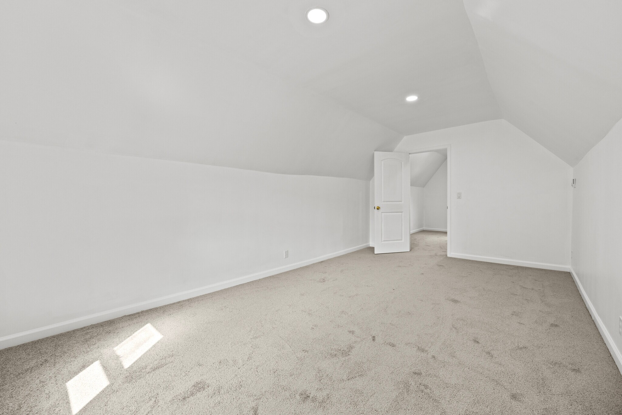 Building Photo - 16 School St