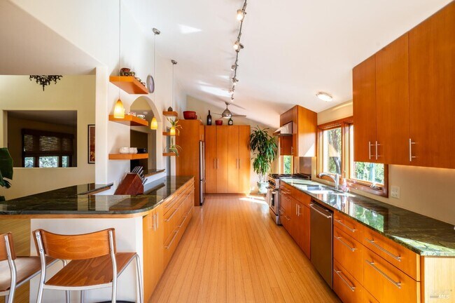 Building Photo - 452 Chestnut Ave