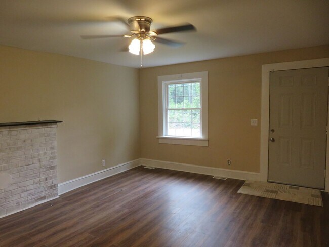 Building Photo - Newly renovated and updated home in Historic Petersburg.