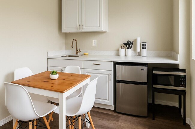 Building Photo - 6208 Pinewood Village Cir W