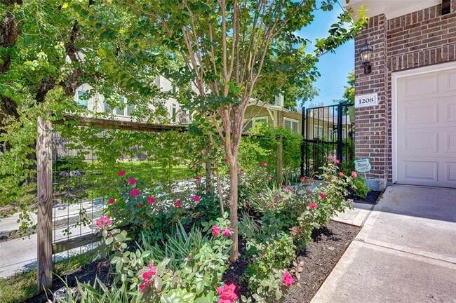 Building Photo - 1208 Peden St