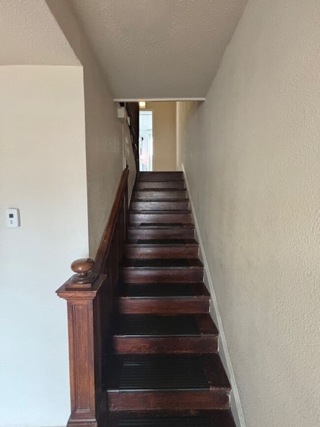 Building Photo - Beautiful Top-Floor 1Bd/1Ba Apartment with City Park Views