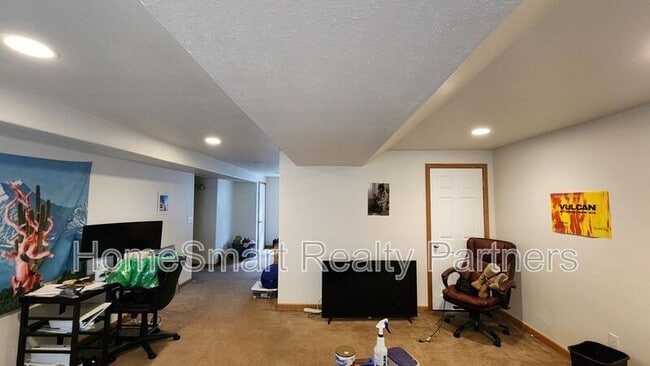Building Photo - 203 W Coal Creek Dr