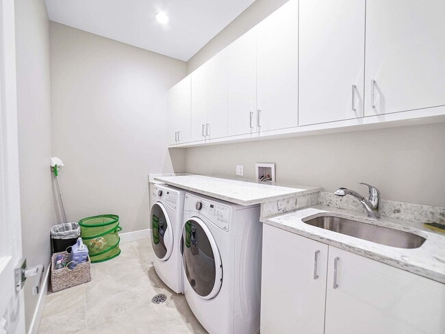 Building Photo - "Spacious 5-Bedroom Gem with 3 Full Baths in the Heart of Chicago – 4,200 Sq Ft of Comfort and St...