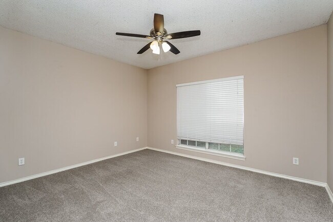 Building Photo - 952 Azalia Dr