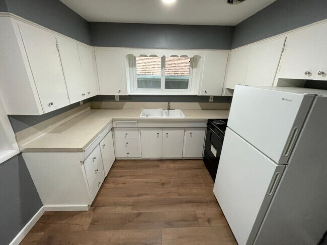 Building Photo - 651