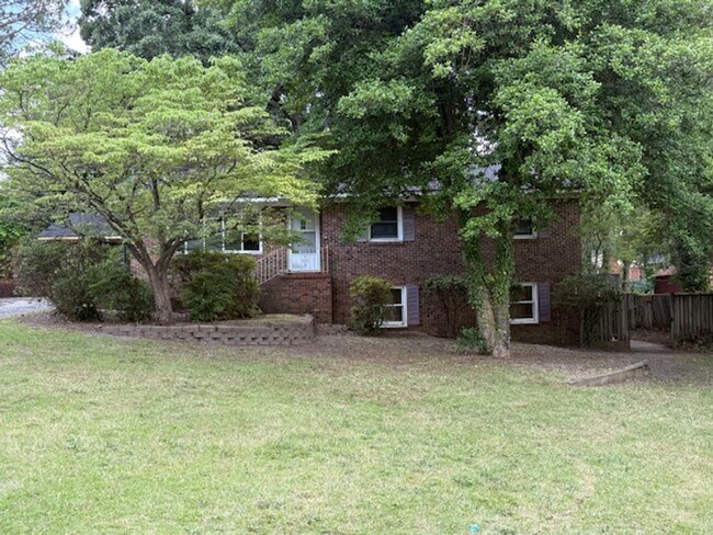 Primary Photo - Spacious 4 Bed 2.5 bath Home Close to Fort...