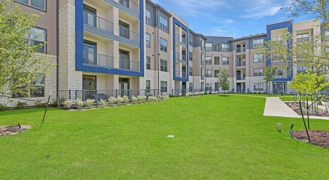 Building Photo - 14015 Univ Pass