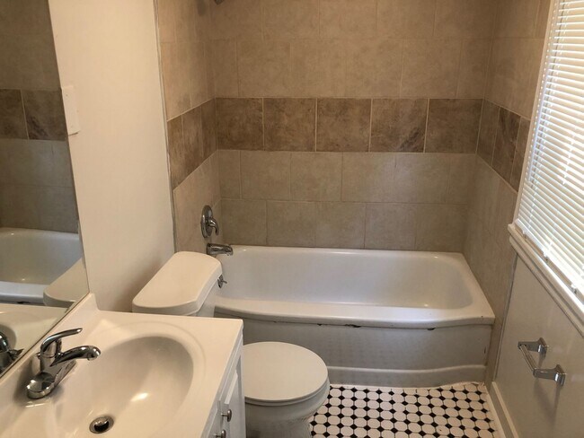 Building Photo - 2BR Renovated House