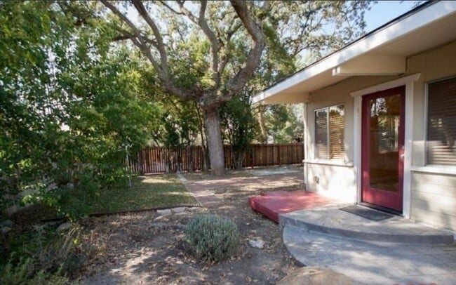 Building Photo - Beautiful 3 Bedroom 2 Bathroom Home Available 4/1/2026