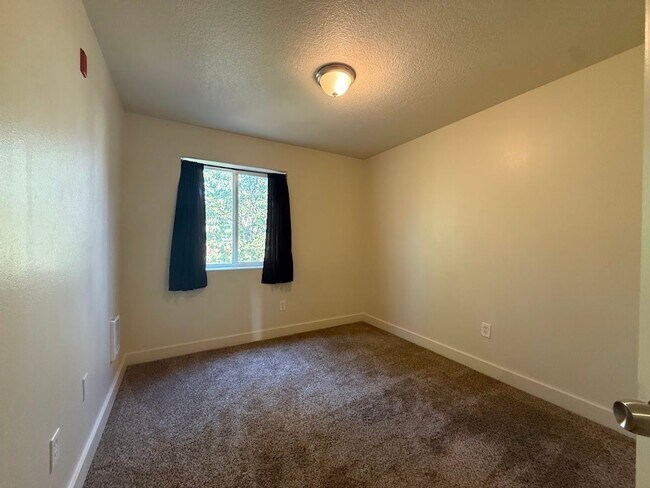 Building Photo - 683 SE 197th Ave