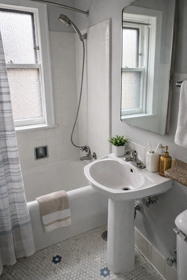 Building Photo - 618 1/2 Sheridan Rd