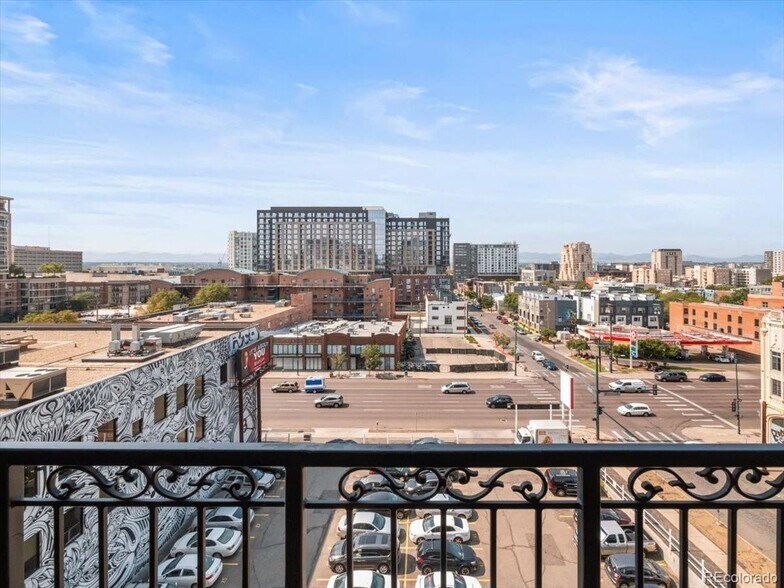 Building Photo - 975 N Lincoln St