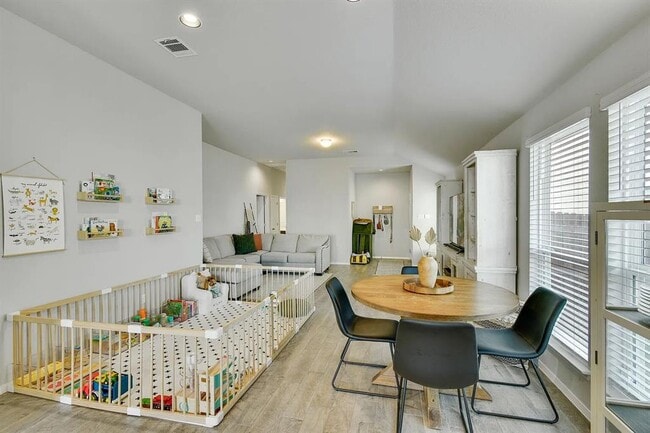 Building Photo - 121 Crescent St