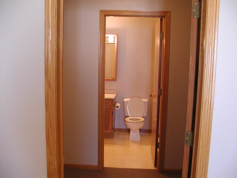 2nd full bathroom - 1603 Breca Ridge Dr