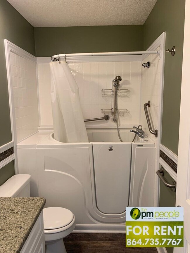 Building Photo - Comfortable 3/2 with Large Bonus Room in M...