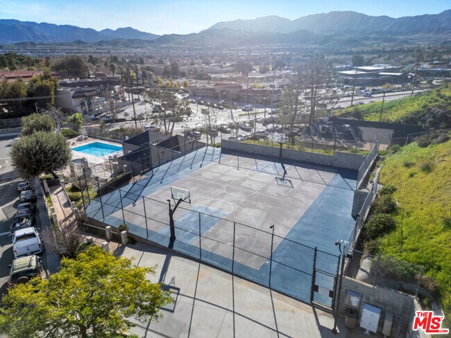 Building Photo - 18209 Sierra Hwy